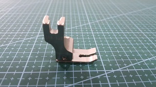 PIE COMPENSADO RECTA 3/32E ACERO LADO DERECHO